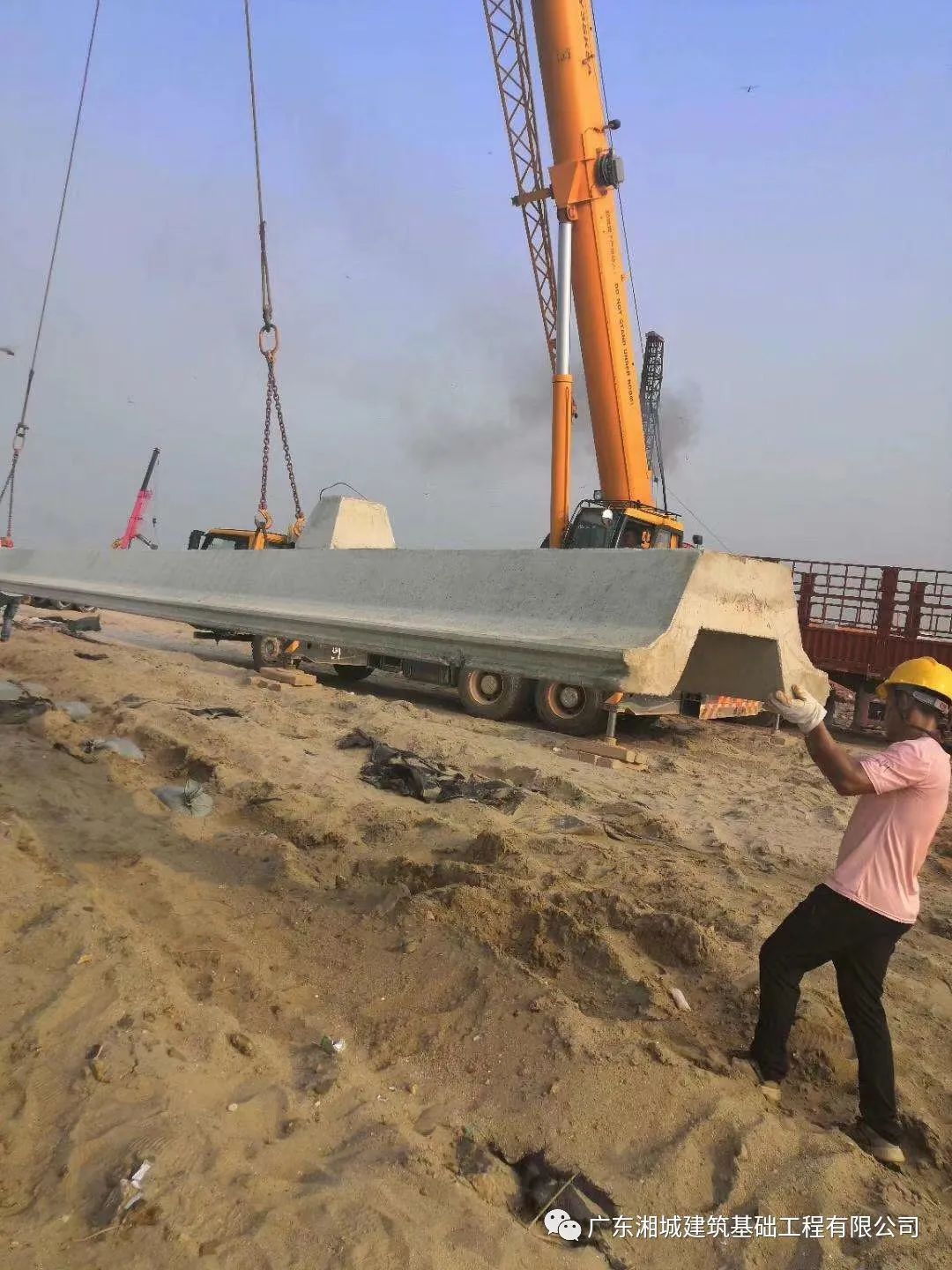 喜迎中秋歡度國慶，建設(shè)粵港澳大灣區(qū)我們?cè)诼飞希? /> 
      </figure> 
      <article class=